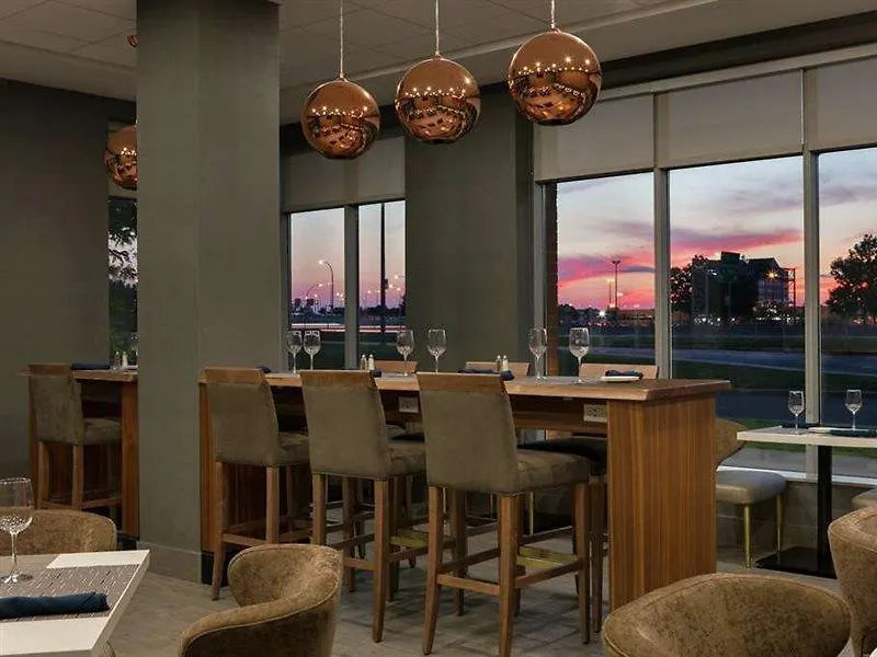 Hotel Embassy Suites By Hilton Montreal Airport Pointe-Claire