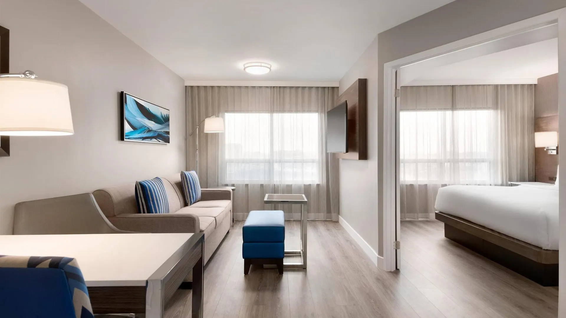 Hotel Embassy Suites By Hilton Montreal Airport Pointe-Claire