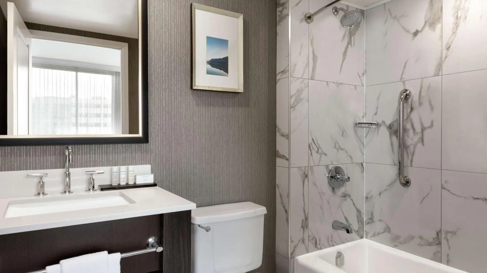 Hotel Embassy Suites By Hilton Montreal Airport Pointe-Claire