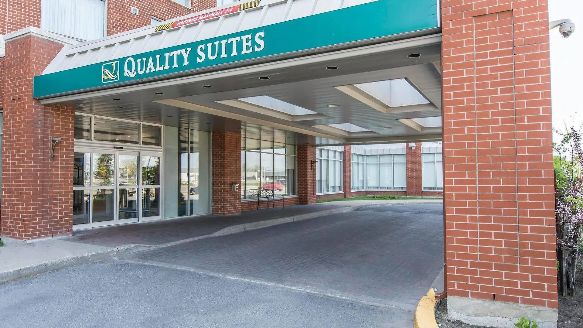 Embassy Suites By Hilton Montreal Airport Pointe-Claire 4*,  Canadá