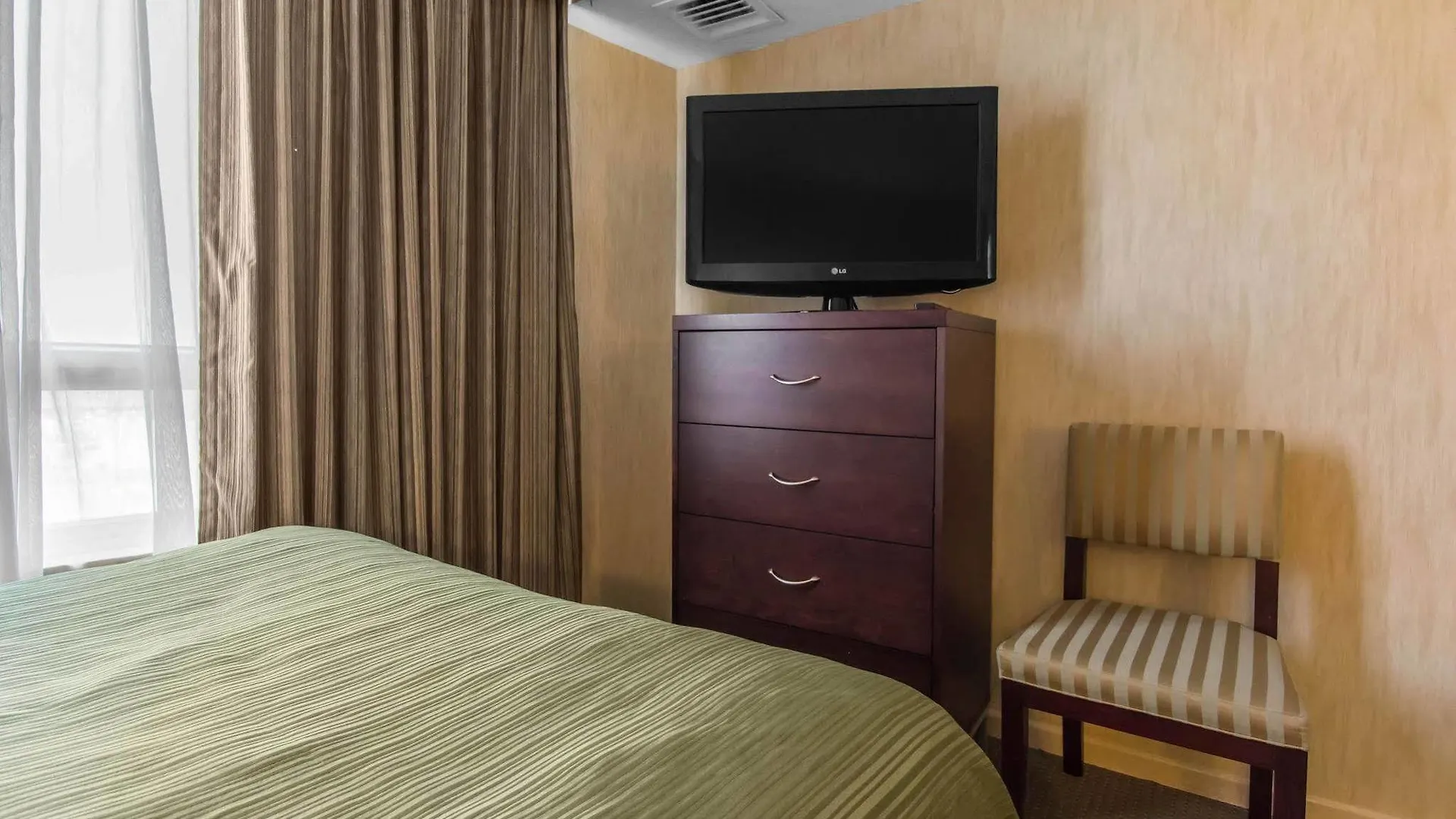 Embassy Suites By Hilton Montreal Airport Pointe-Claire 4*,  Canadá