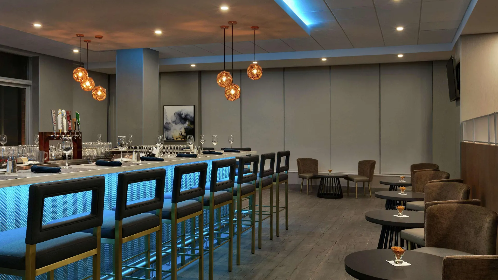 Embassy Suites By Hilton Montreal Airport Pointe-Claire 4*,