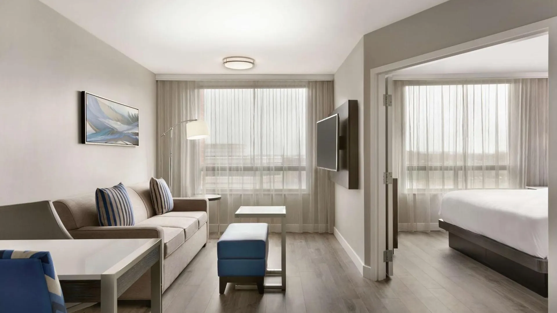 Hotel Embassy Suites By Hilton Montreal Airport Pointe-Claire