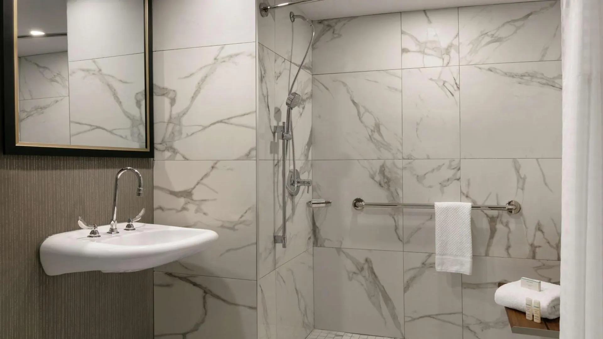 Hotel Embassy Suites By Hilton Montreal Airport Pointe-Claire