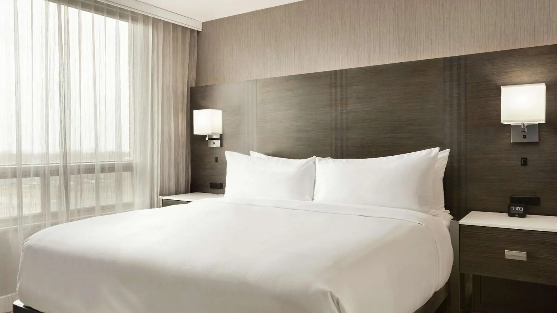 Hotel Embassy Suites By Hilton Montreal Airport Pointe-Claire